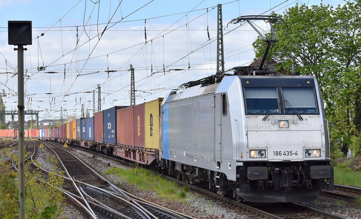 METRANS a.s., Praha [CZ] mit der Railpool Lok  186 435-4  [NVR-Nummer: 91 80 6186 435-4 D-Rpool] und einem Containerzug am 03.05.23 Vorbeifahrt Bahnhof Magdeburg Neustadt.