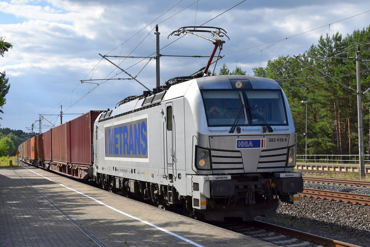 METRANS a.s., Praha [CZ] mit ihrer  383 419-9  [NVR-Nummer: 91 54 7383 419-9 CZ-MT] und einem Containerzug muss kurz einen ICE überholen lassen, 28.06.23 Bahnhof Glöwen. Viele Grüße an den den TF. !!!