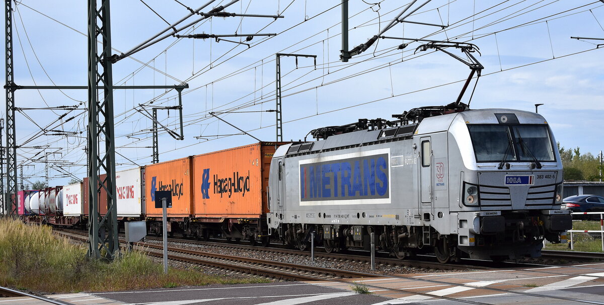 METRANS a.s., Praha [CZ] mit ihrer  383 402-5  [NVR-Nummer: 91 54 7383 402-5 CZ-MT] und einem Containerzug am 21.09.23 Höhe Bahnhof Rodleben.
