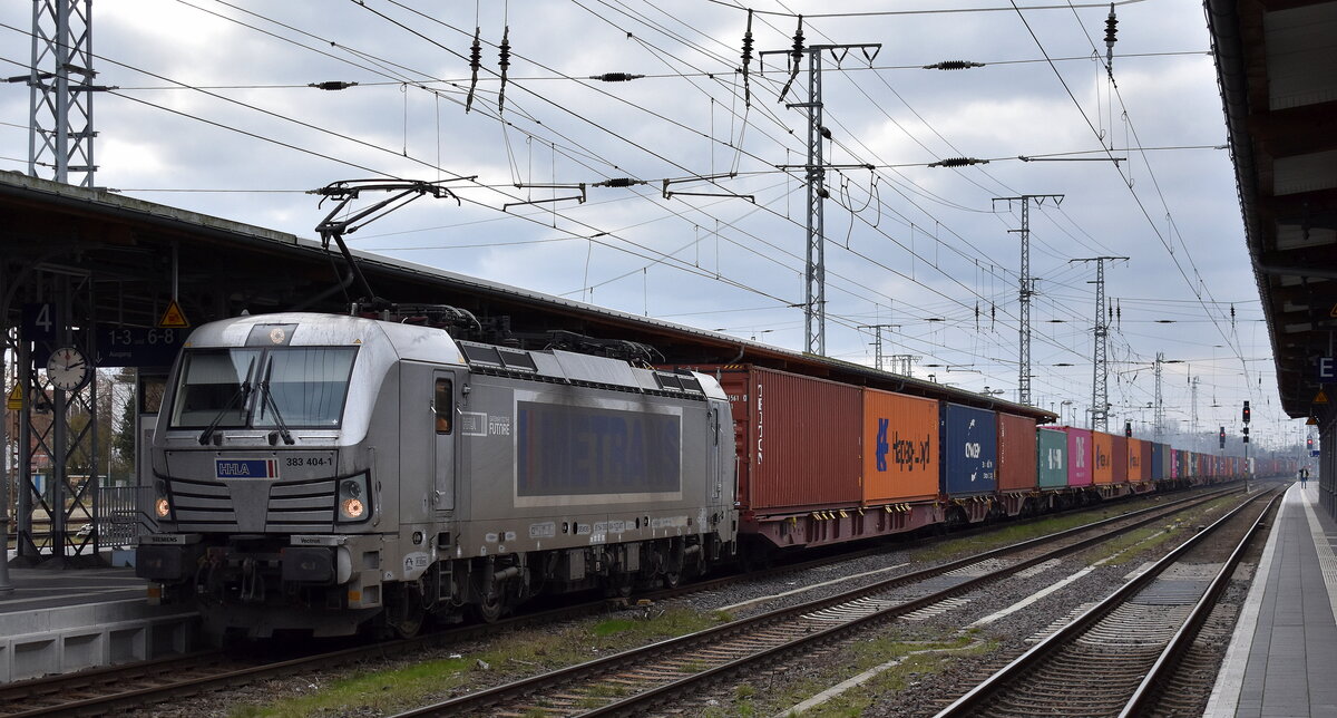 METRANS a.s., Praha [CZ] mit ihrer  383 404-1  [NVR-Nummer: 91 54 7383 404-1 CZ-MT] und einem Containerzug durchfährt am 21.02.24 den Bahnhof Stendal Hbf.