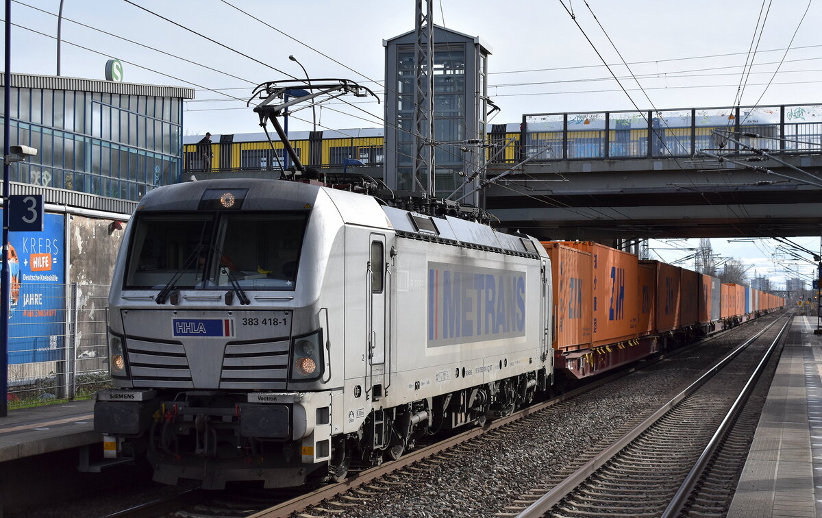 METRANS a.s., Praha [CZ] mit ihrer  383 418-1  [NVR-Nummer: 91 54 7383 418-1 CZ-MT] und einem Containerzug durchfährt am 23.02.24 den Bahnhof Berlin-Hohenschönhausen.