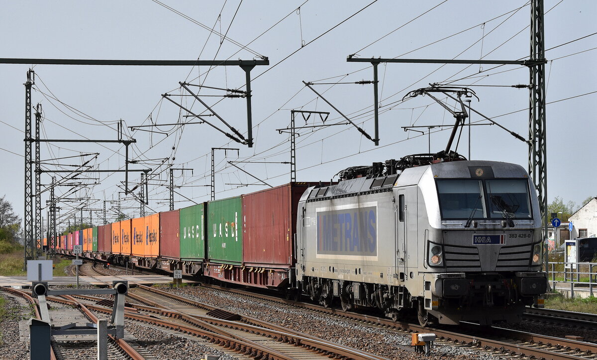 METRANS a.s., Praha [CZ] mit ihrer  383 428-0  [NVR-Nummer: 91 54 7383 428-0 CZ-MT] und einem Containerzug am 08.04.24 Höhe Bahnhof Rodleben.