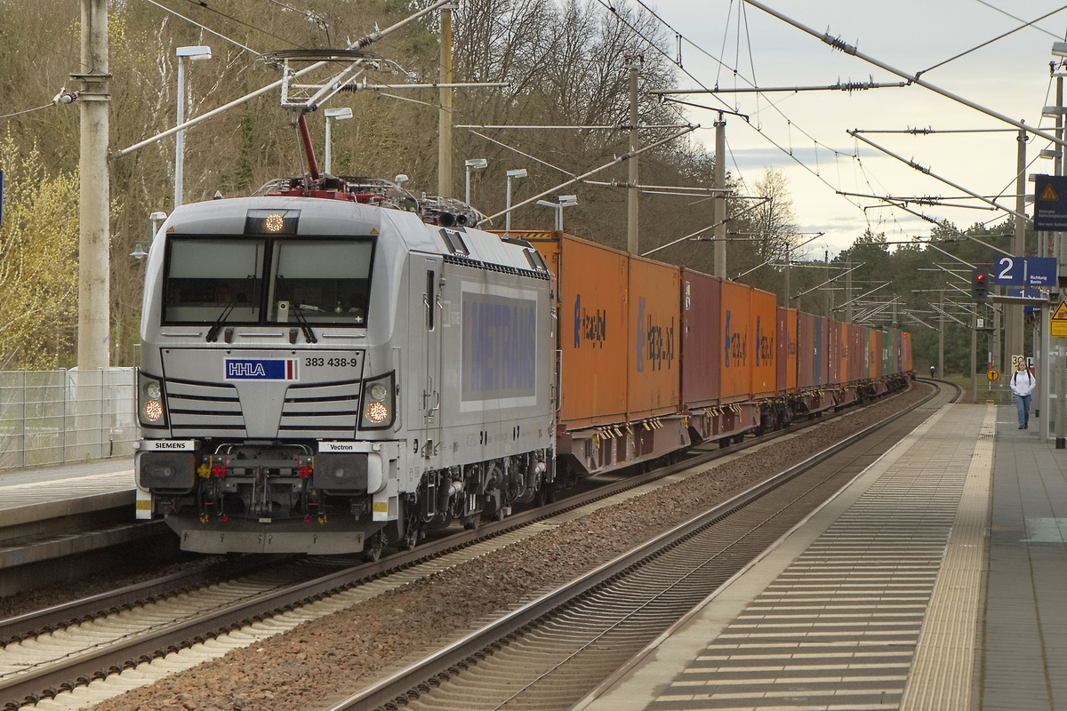 METRANS a.s., Praha [CZ] mit 383 438-9 mit einem Containerzug durchfährt am  29.03.2024 den Bahnhof Thyrow.

