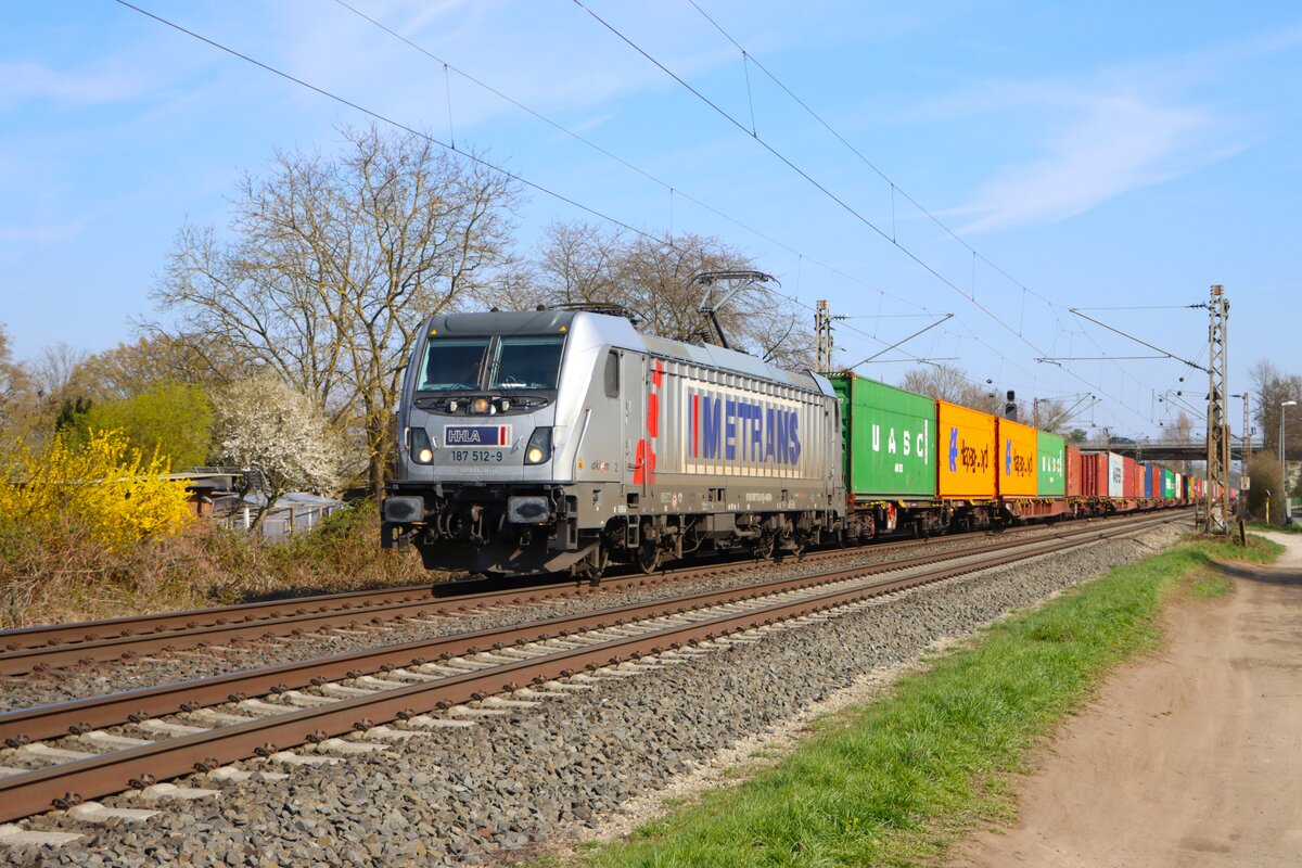 METRANS Bombardier Traxx 187 512-9 mit Containerzug in Maintal Ost am 19.03.26