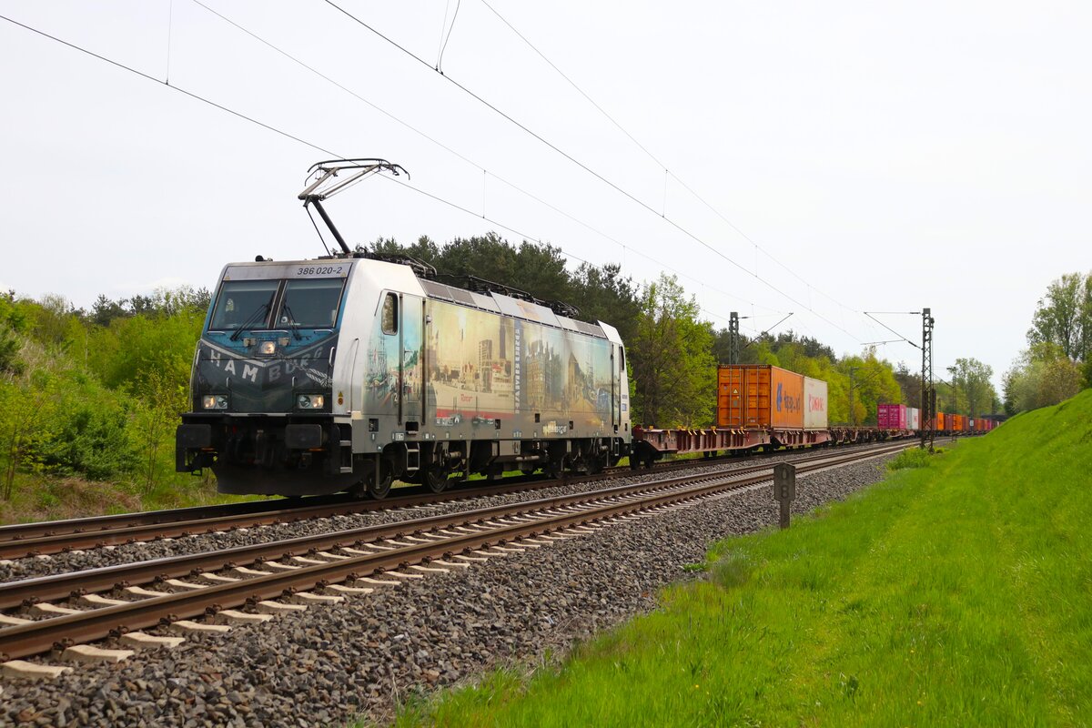 METRANS Bombardier Traxx 386 020-2 mit Containerzug in Hanau Rauschwald am 13.04.24