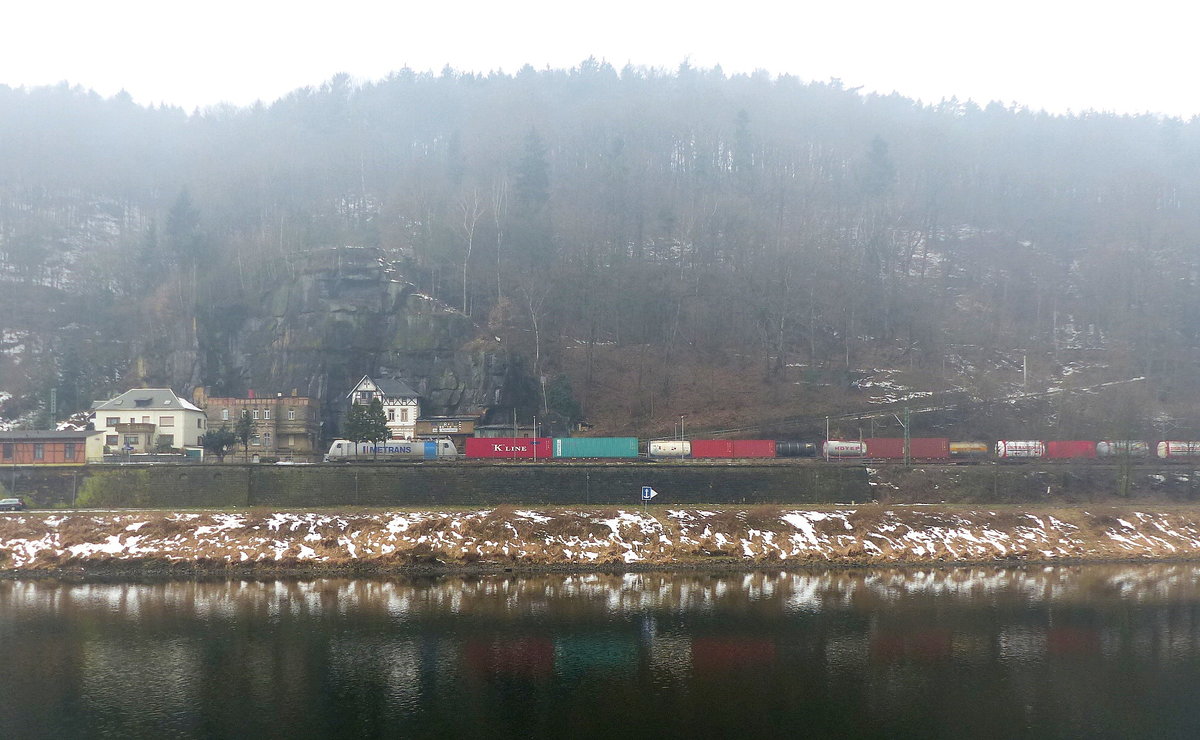 METRANS E186 182-2 mit einem KLV Richtung Děčín, am 17.02.2017 in Schöna.
