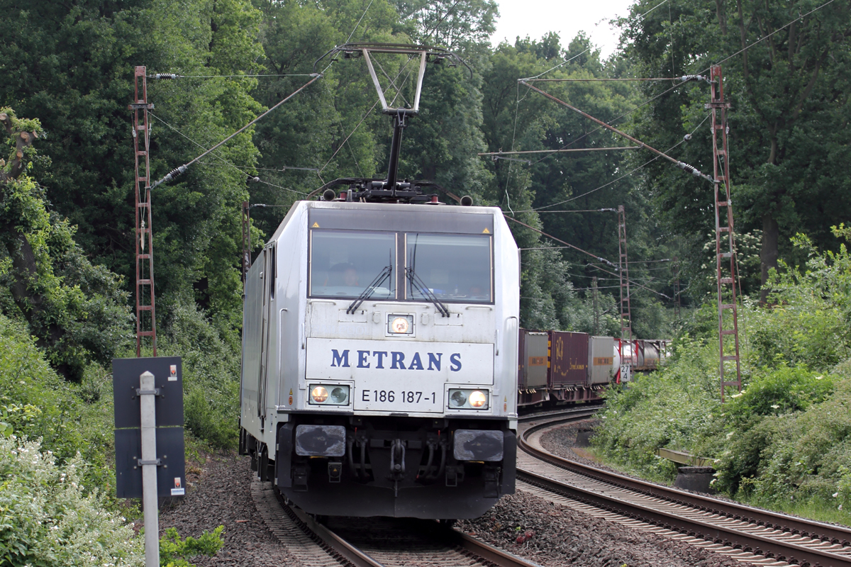 Metrans E186 187-1 am BÜ KM27,298 auf der Hamm-Osterfelder Strecke in Recklinghausen 9.6.2015