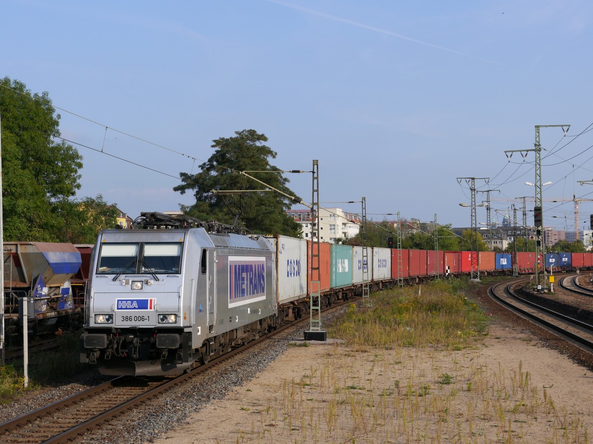 METRANS HHLA 386 0006 (Traxx F 140 MS) kommt mit einem Containerzug aus Tschechien durch Dresden-Friedrichstadt; 05.10.2015
