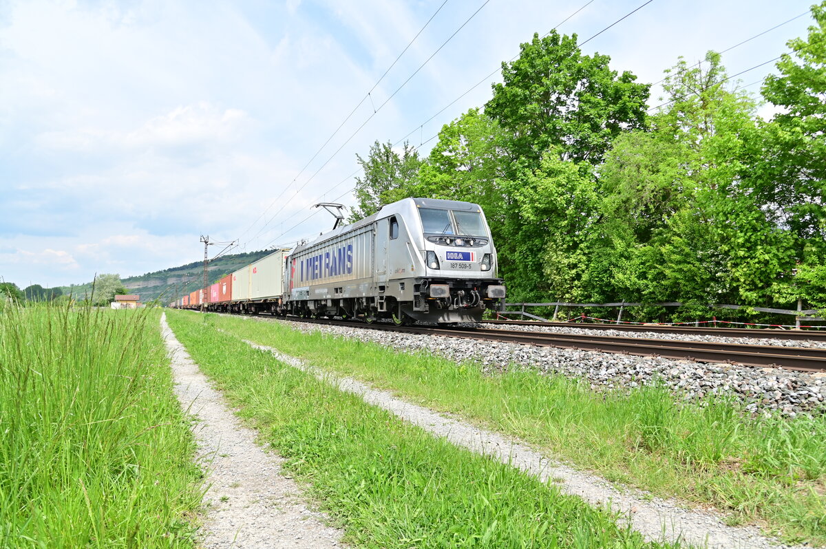 Metrans HHLA Akiem 187 509 kommt mit einem Kastelzug bei Thüngersheim gen Würzburg gefahren am Dienstagmittag den 10.Mai 2022