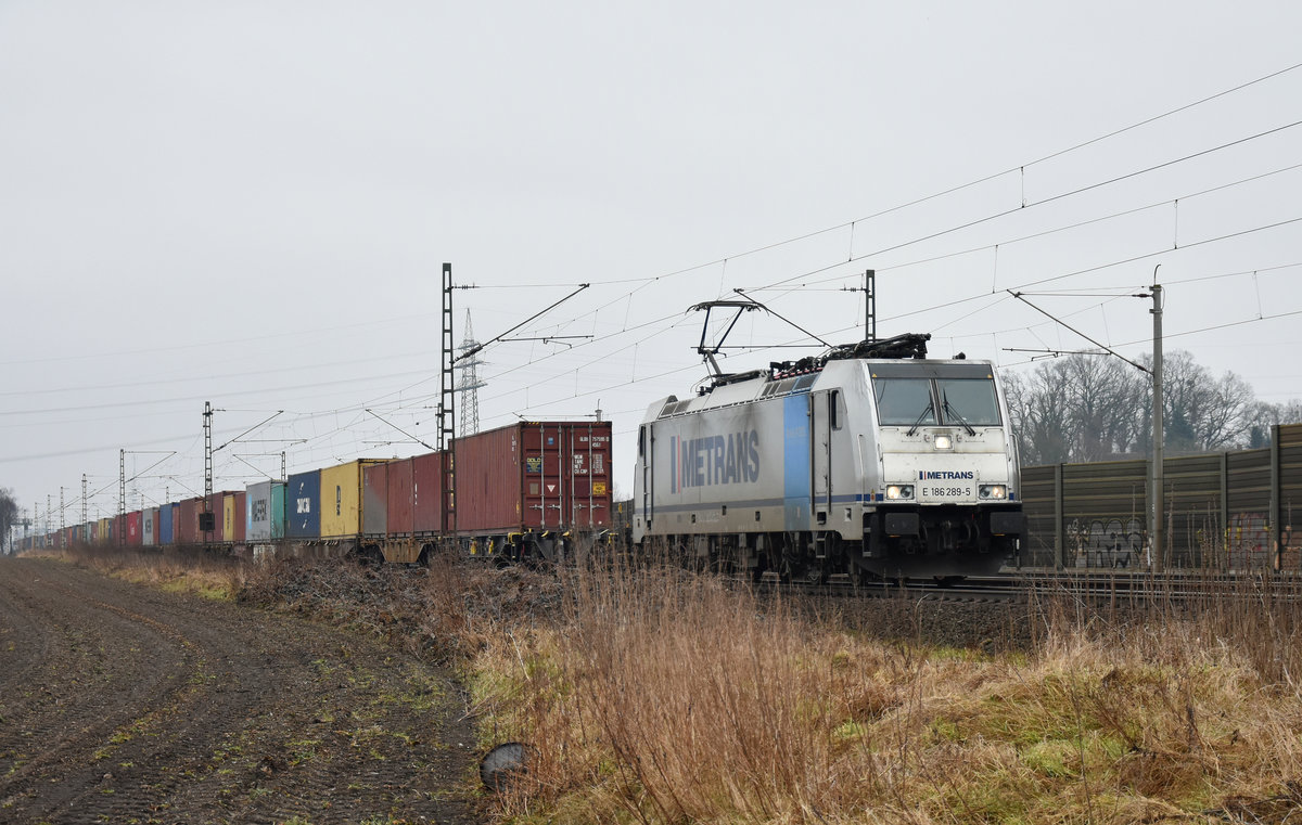 METRANS mit der E 186 289-5 unterwegs nach Hamburg, mit Container für den Hafen. Höhe Bardowick, 13.03.2018
