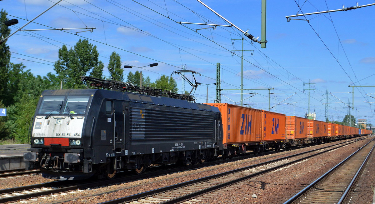 Metrans mit der polnischen MRCE Dispo  ES 64 F4-454  [NVR-Number: 91 51 5170 028-2 PL-DISPO] und Containerzug am 12.06.18 Bf. Flughafen Berlin-Schönefeld.