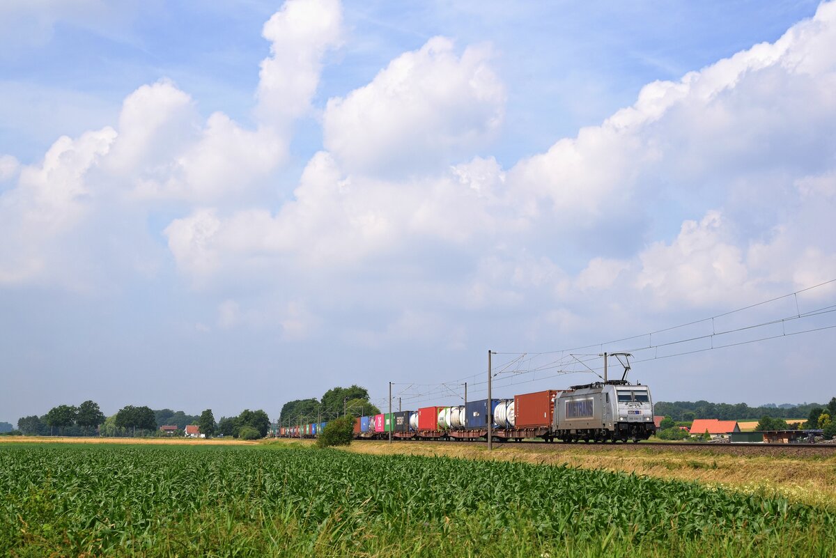 METRANS Rail 386 034 mit Containerzug in Richtung Löhne (bei Melle, 03.07.2021).