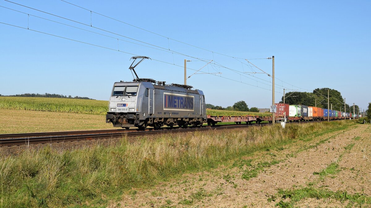 METRANS Rail 386 035-0 mit Containerzug in Richtung Osnabrück (bei Melle, 07.09.2023).