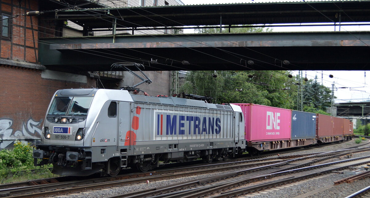 METRANS Rail (Deutschland) GmbH, Leipzig [D] mit  187 508-7  [NVR-Nummer: 91 80 6187 508-7 D-AKIEM] verlässt mit Containerzug den Hamburger Hafen am 25.08.21 Durchfahrt Bf. Hamburg-Harburg.