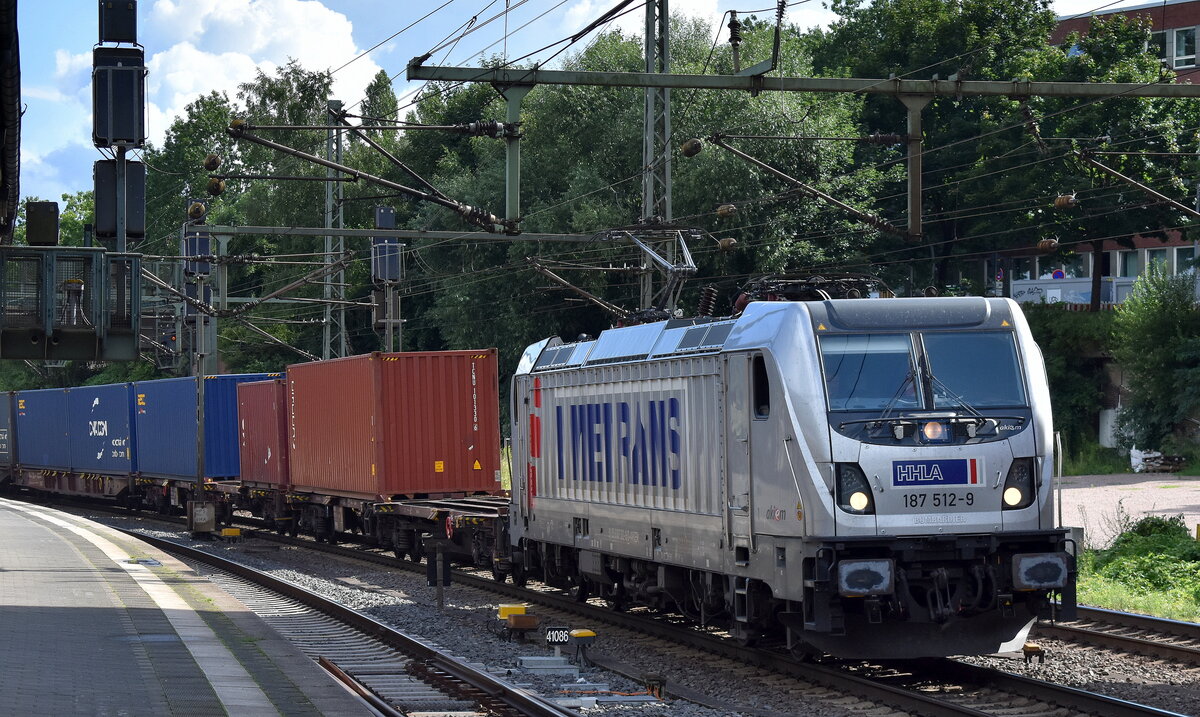 METRANS Rail (Deutschland) GmbH, Leipzig [D] mit der Akiem Lok  187 512-9  [NVR-Nummer: 91 80 6187 512-9 D-AKIEM] und einem Containerzug Richtung Hamburger Hafen am 03.08.23 Höhe Bahnhof Hamburg-Harburg.
