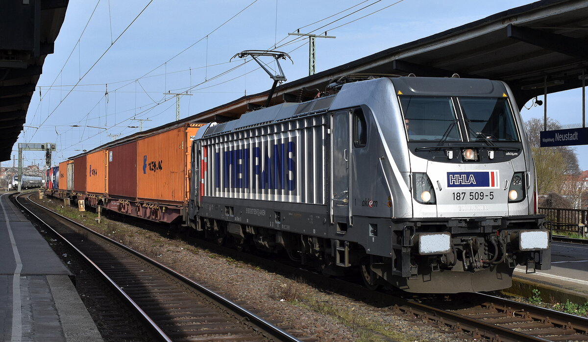 METRANS Rail (Deutschland) GmbH, Leipzig [D] mit der Railpool Lok  187 509-5  [NVR-Nummer: 91 80 6187 509-5 D-AKIEM] und einem Containerzug am 19.03.24 Durchfahrt Bahnhof Magdeburg-Neustadt.