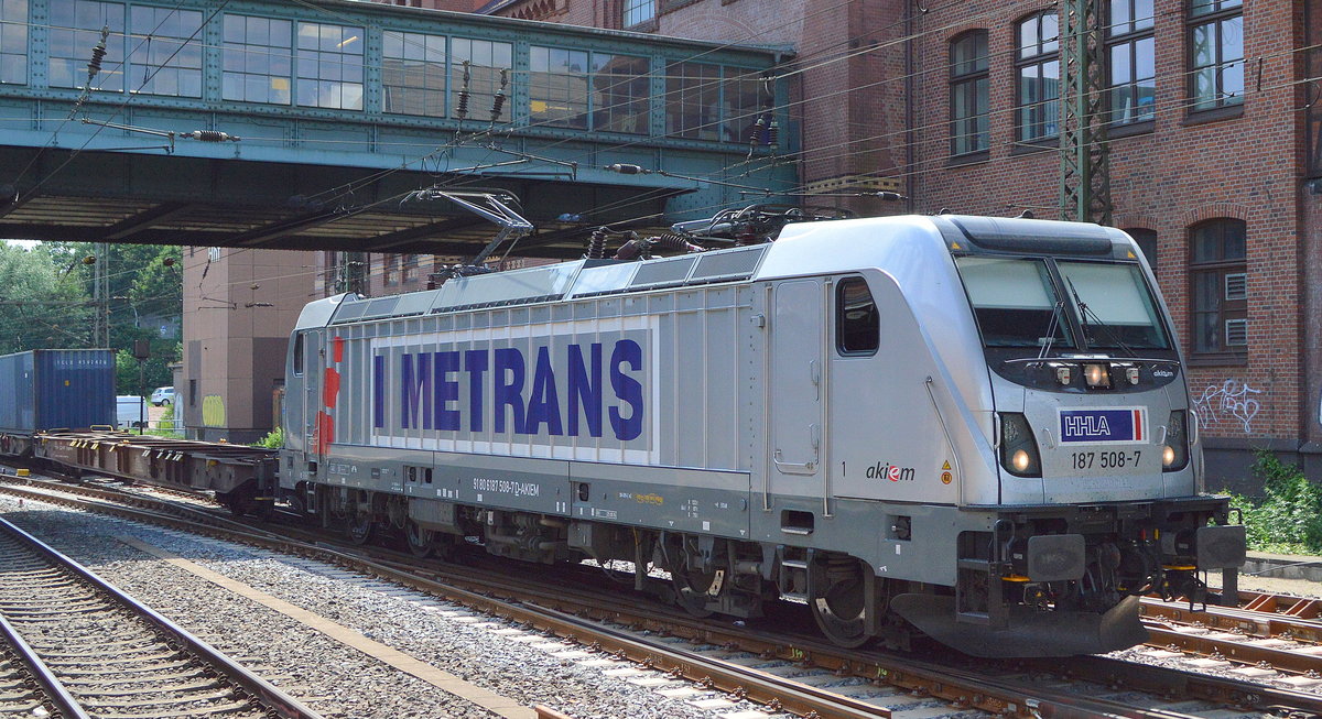 METRANS Rail (Deutschland) GmbH mit der akiem   187 508-7  [NVR-Nummer: 91 80 6187 508-7 D-AKIEM] und Containerzug auf der Strecke zum Hamburger Hafen, 18.06.19 Bahnhof Hamburg Harburg.