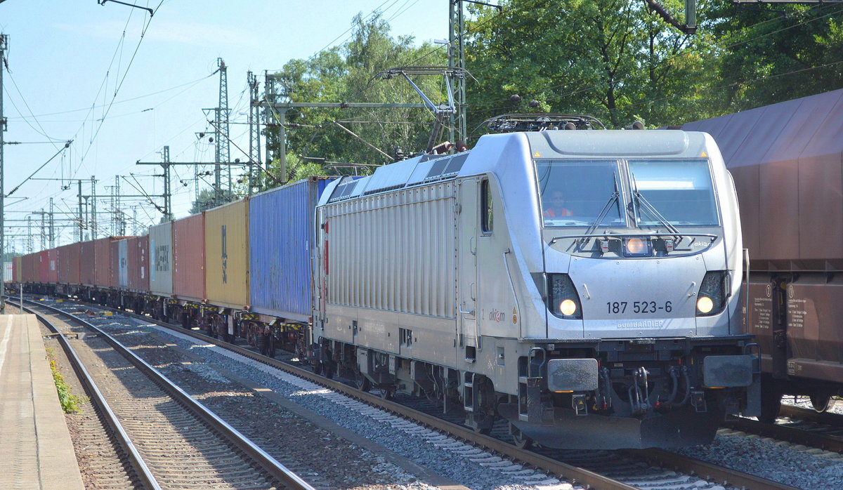 METRANS Rail (Deutschland) GmbH mit der akiem Lok  187 523-6  [NVR-Nummer: 91 80 6187 523-6 D-AKIEM] und Containerzug Richtung Hamburger Hafen am 25.06.19 Bahnhof Hamburg-Harburg.