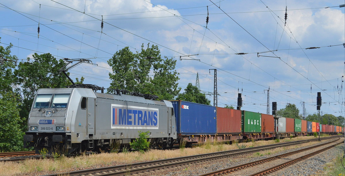 METRANS Rail s.r.o. mit  386 023-6  [NVR-Nummer: 91 54 7386 023-6 CZ-MT] und Containerzug am 22.06.19 in Saarmund.
