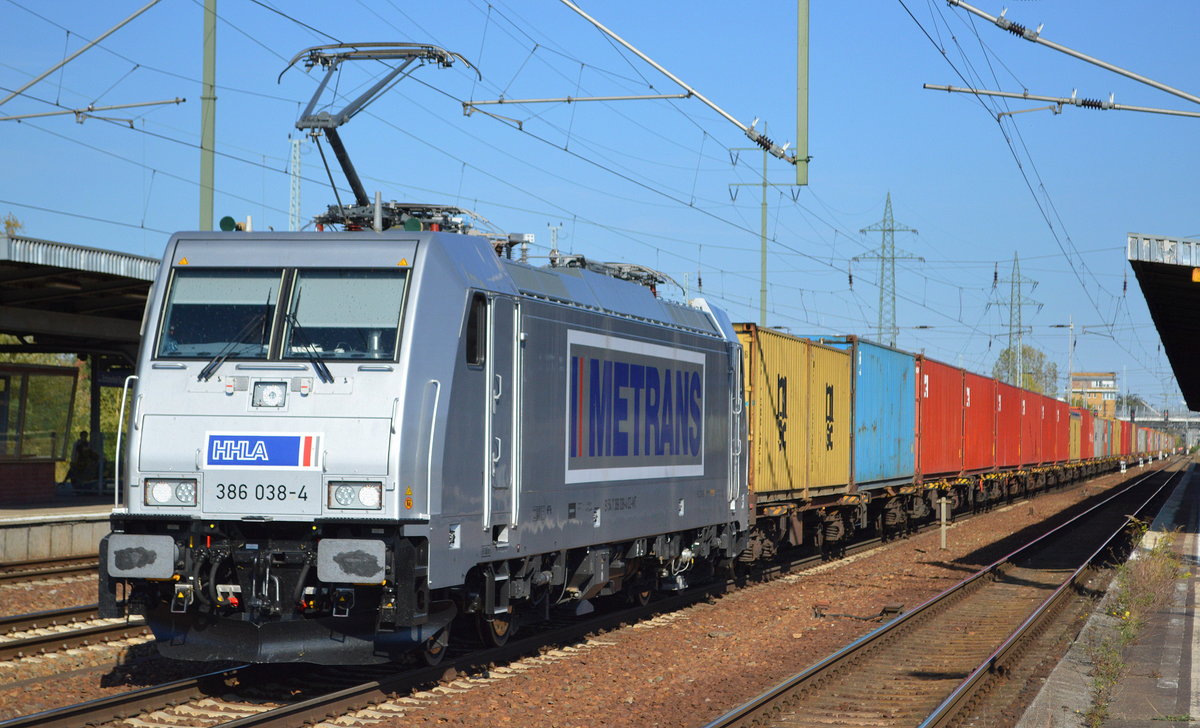 METRANS Rail s.r.o. mit der erst im Sommer zugelassenen  386 038-4  [NVR-Number: 91 54 7386 038-4 CZ-MT] mit Containerzug am 05.10.18 Bf. Flughafen Berlin Schönefeld.