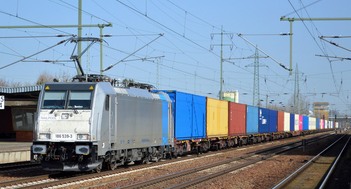  METRANS Rail s.r.o., Praha [CZ] mit der Railpool Lok  186 539-3  [NVR-Nummer: 91 80 6186 539-3 D-RPOOL] und Containerzug am 25.02.21 Durchfahrt Bf. Flughafen BER Terminal 5.