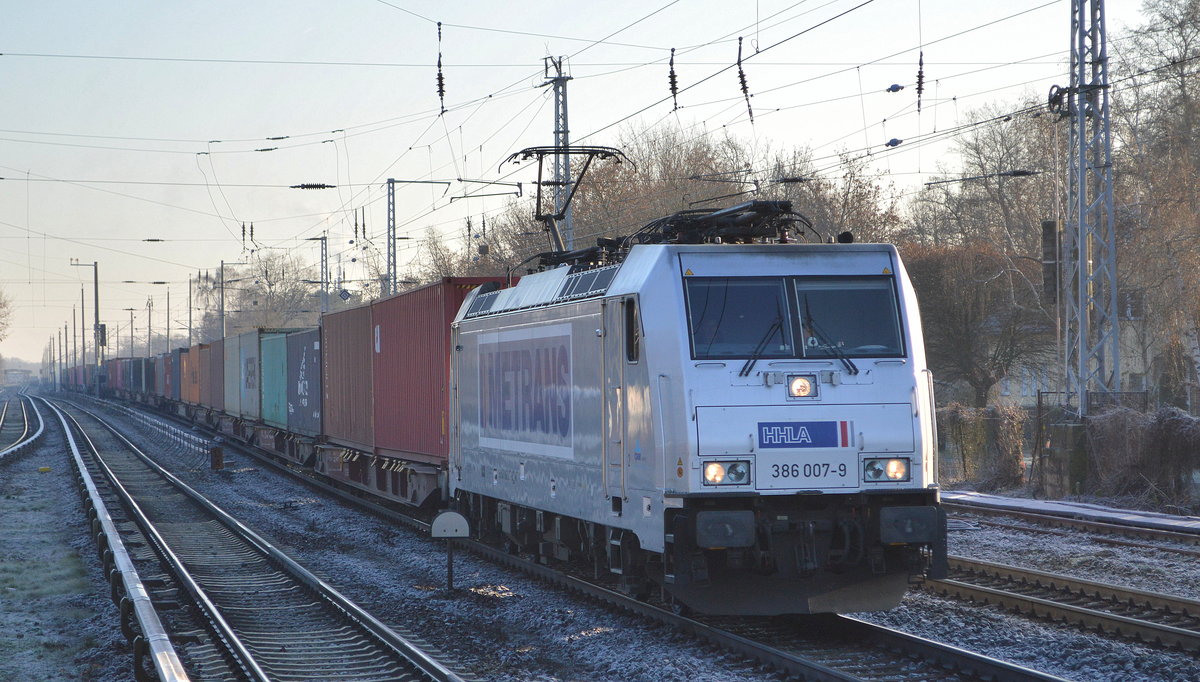 METRANS Rail s.r.o., Praha [CZ] mit  386 007-9  [NVR-Nummer: 91 54 7386 007-9 CZ-MT] und Containerzug aus Polen am 05.12.19 Berlin Hirschgarten. 