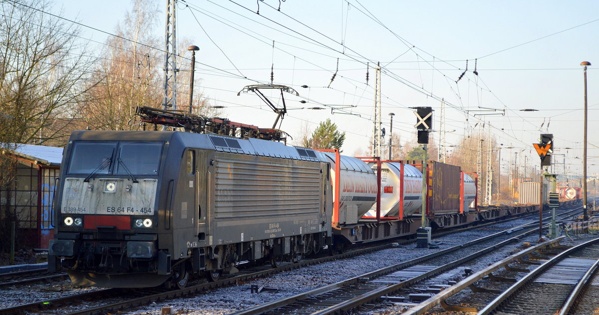 METRANS Rail s.r.o., Praha [CZ] mit der angemieteten polnischen MRCE  ES 64 F4-454  [NVR-Nummer: 91 51 5170 028-2 PL-DISPO] und Containerzug Richtung Polen am 05.12.19 Berlin Hirschgarten.