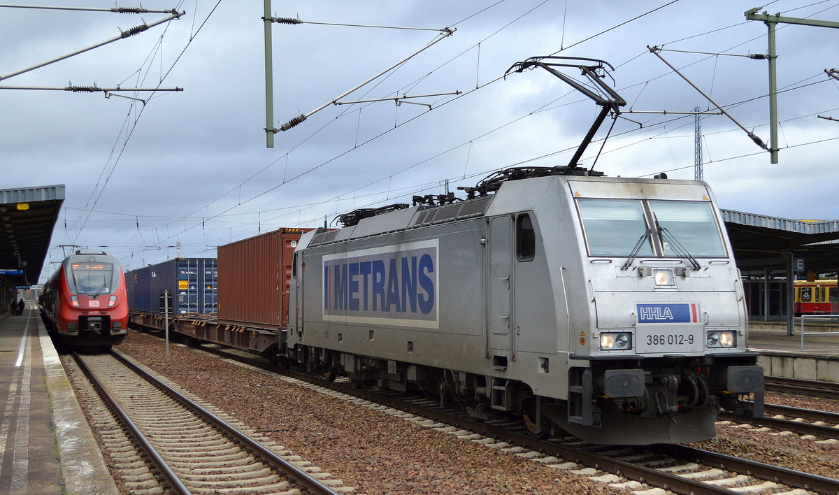 METRANS Rail s.r.o., Praha [CZ] mit  386 012-9  [NVR-Nummer: 91 54 7386 012-9 CZ-MT] und Containerzug am 04.02.20 Bf. Flughafen Berlin Schönefeld.