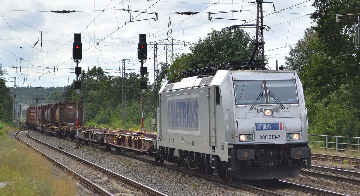 METRANS Rail s.r.o., Praha [CZ] mit  386 013-7  [NVR-Nummer: 91 54 7386 013-7 CZ-MT] und schwach ausgelastetem Containerzug am 27.08.20 Bf. Saarmund.