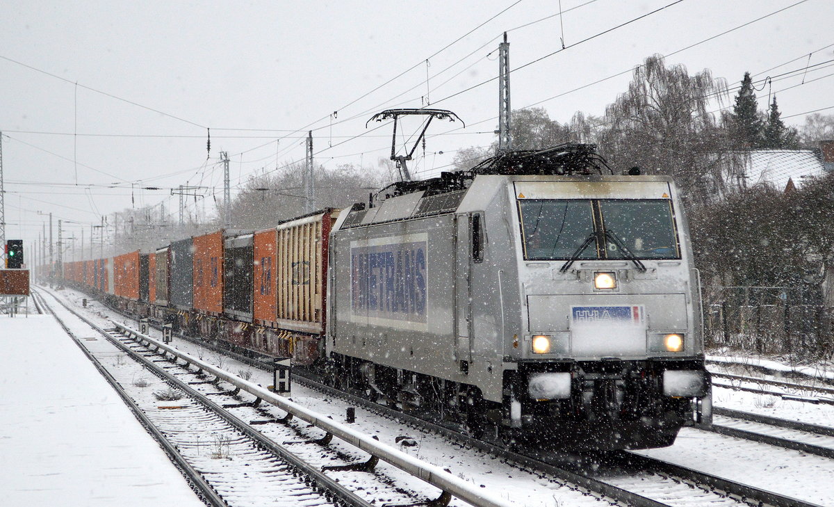 METRANS Rail s.r.o., Praha [CZ] mit  386 012-9  [NVR-Nummer: 91 54 7386 012-9 CZ-MT] und Containerzug am 03.01.21 Berlin Hirschgarten bei winterlichem Wetter.