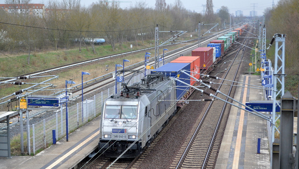 METRANS Rail s.r.o., Praha [CZ] mit  386 040-0  [NVR-Nummer: 91 54 7386 040-0 CZ-MT] und Containerzug am 01.04.21 Durchfahrt Bf. Berlin Hohenschönhausen.