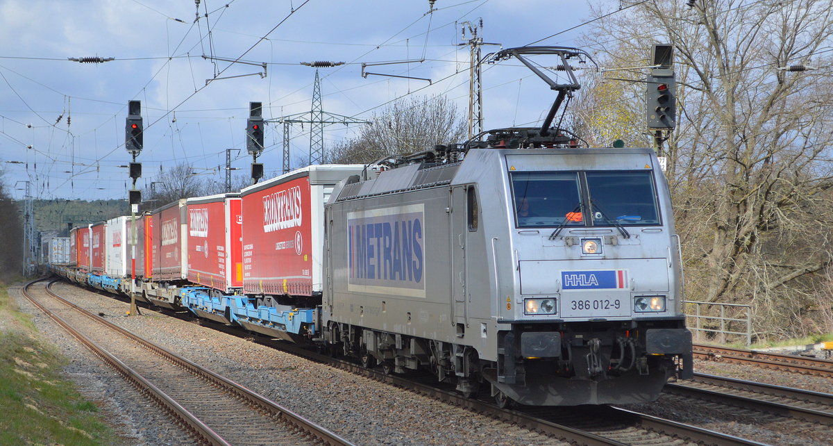 METRANS Rail s.r.o., Praha [CZ] mit  386 012-9  [NVR-Nummer: 91 54 7386 012-9 CZ-MT] und einem kombinierten Taschenwagen- und Containerzug am 13.04.21 Bf. Saarmund.