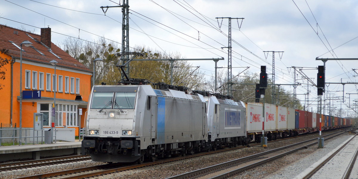 METRANS Rail s.r.o., Praha [CZ] mit  186 433-9  [NVR-Nummer: 91 80 6186 433-9 D-Rpool] mit  386 030-1  [NVR-Nummer: 91 54 7386 030-1 CZ-MT] und Containerzug am Haken am 13.04.21 Durchfahrt Bf. Golm (Potsdam) Richtung Norden.