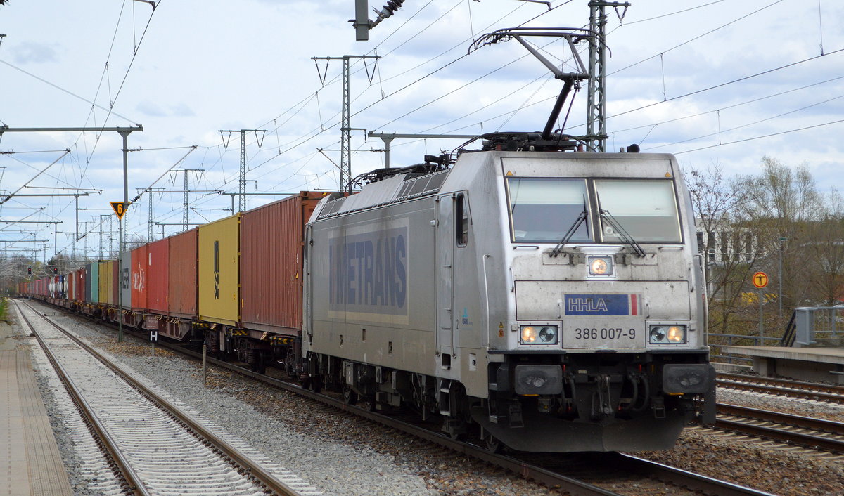 METRANS Rail s.r.o., Praha [CZ] mit  386 007-9  [NVR-Nummer: 91 54 7386 007-9 CZ-MT] und Containerzug am 15.04.21 Durchfahrt Bf. Golm (Potsdam).