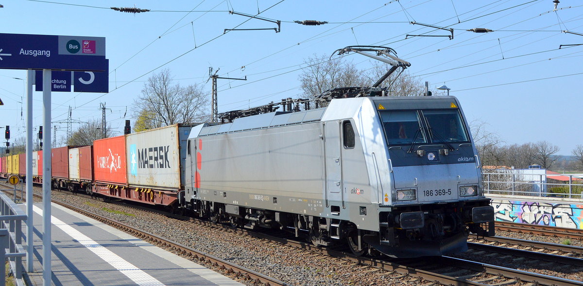 METRANS Rail s.r.o., Praha [CZ] mit der Akiem Lok  186 369-5  [NVR-Nummer: 91 80 6186 369-5 D-AKIEM] und Containerzug am 20.04.21 Durchfahrt Bf. Saarmund.
