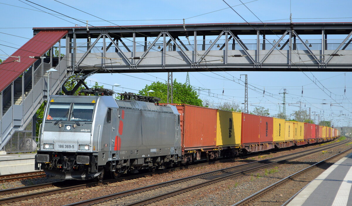 METRANS Rail s.r.o., Praha [CZ] mit der Akiem Mietlok  186 369-5  [NVR-Nummer: 91 80 6186 369-5 D-AKIEM] und Containerzug am 11.05.21 Durchfahrt Bf. Saarmund.