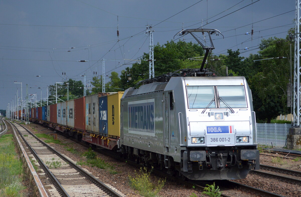 METRANS Rail s.r.o., Praha [CZ] mit  386 001-2  [NVR-Nummer: 91 54 7386 001-2 CZ-MT] und Containerzug am 15.07.21 Berlin Hirschgarten.
