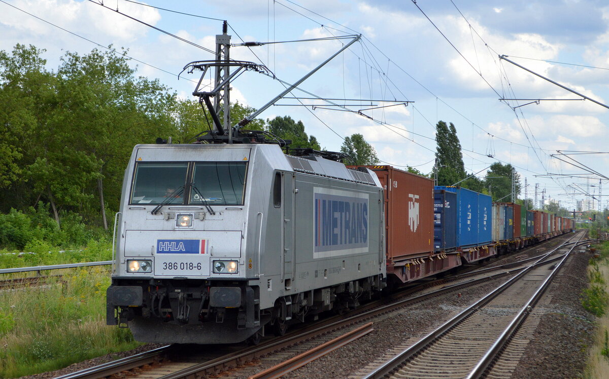 METRANS Rail s.r.o., Praha [CZ] mit  386 018-6  [NVR-Nummer: 91 54 7386 018-6 CZ-MT] und Containerzug am 29.07.21 Durchfahrt Bf. Berlin Hohenschönhausen.