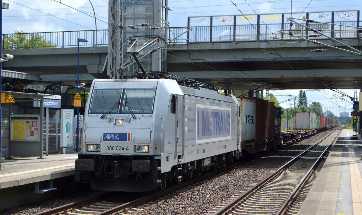 METRANS Rail s.r.o., Praha [CZ] mit  386 024-4  [NVR-Nummer: 91 54 7386 024-4 CZ-MT] und Containerzug am 03.08.21 Durchfahrt Bf. Berlin Hohenschönhausen.