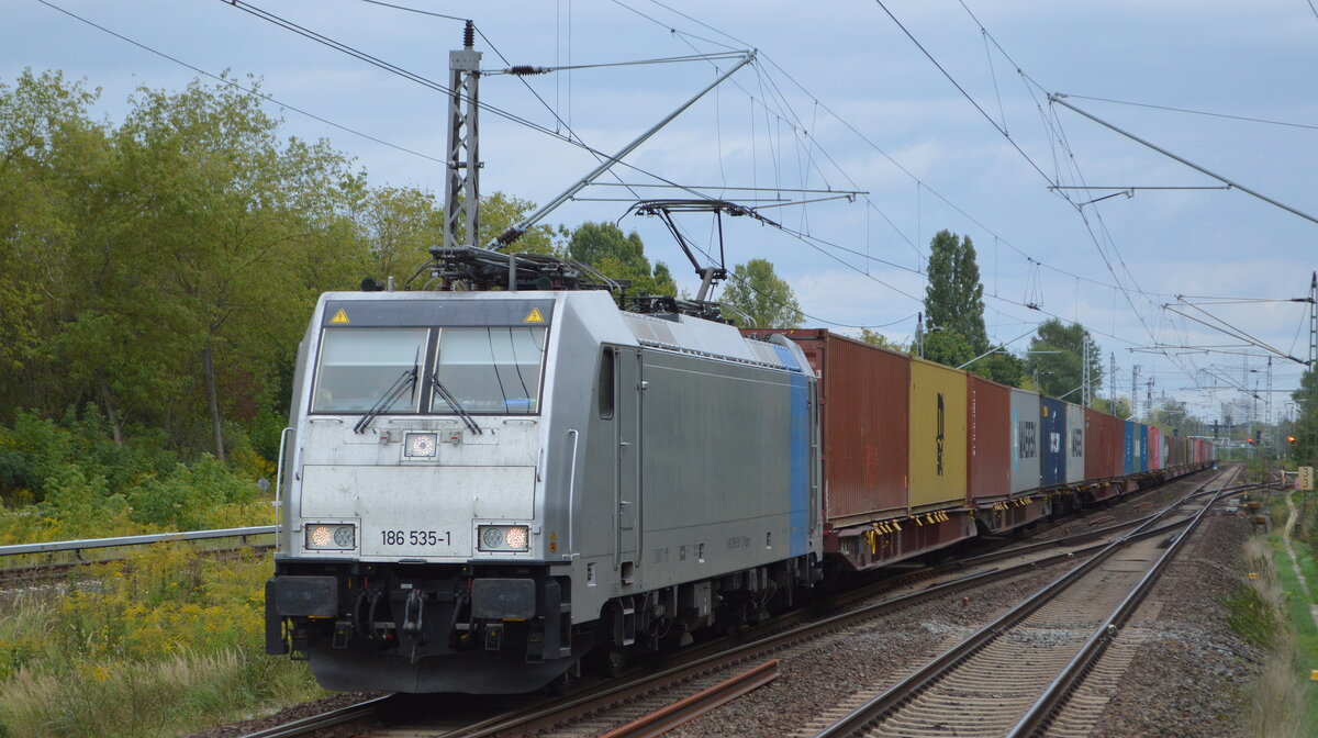 METRANS Rail s.r.o., Praha [CZ] mit  186 535-1  [NVR-Nummer: 91 80 6186 535-1 D-RPOOL] und Containerzug am 21.09.21 Durchfahrt Bf. Berlin Hohenschönhausen.