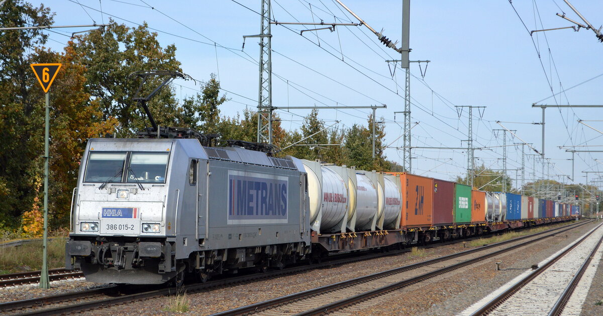 METRANS Rail s.r.o., Praha [CZ] mit  386 015-2  [NVR-Nummer: 91 54 7386 015-2 CZ-MT] und Containerzug am 25.10.21 Durchfahrt Bf. Golm (Potsdam).
