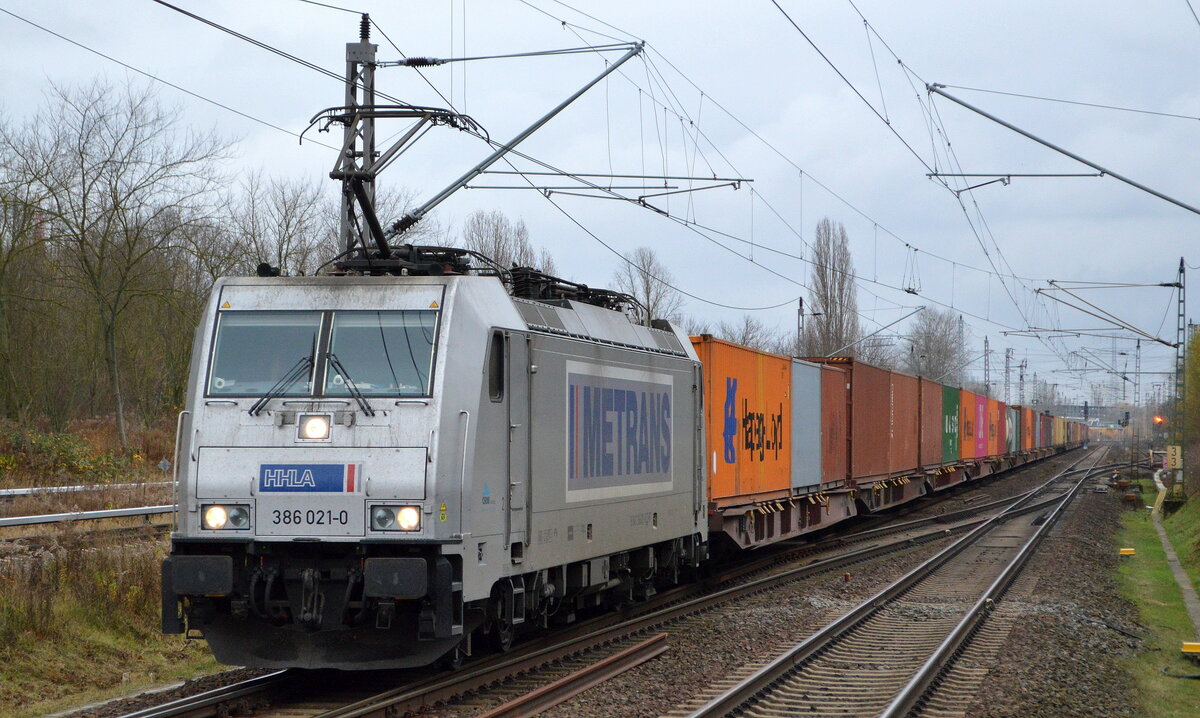 METRANS Rail s.r.o., Praha [CZ] mit  386 021-0  [NVR-Nummer: 91 54 7386 021-0 CZ-MT] und Containerzug am 24.11.21 Durchfahrt Bf. Berlin-Hohenschönhausen.
