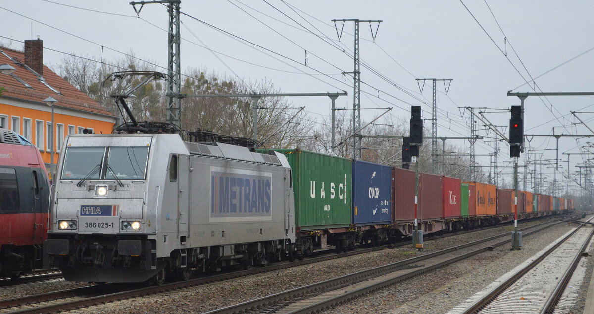 METRANS Rail s.r.o., Praha [CZ] mit  386 025-1  [NVR-Nummer: 91 54 7386 025-1 CZ-MT] und Containerzug am 25.11.21 Durchfahrt Bf. Golm.
