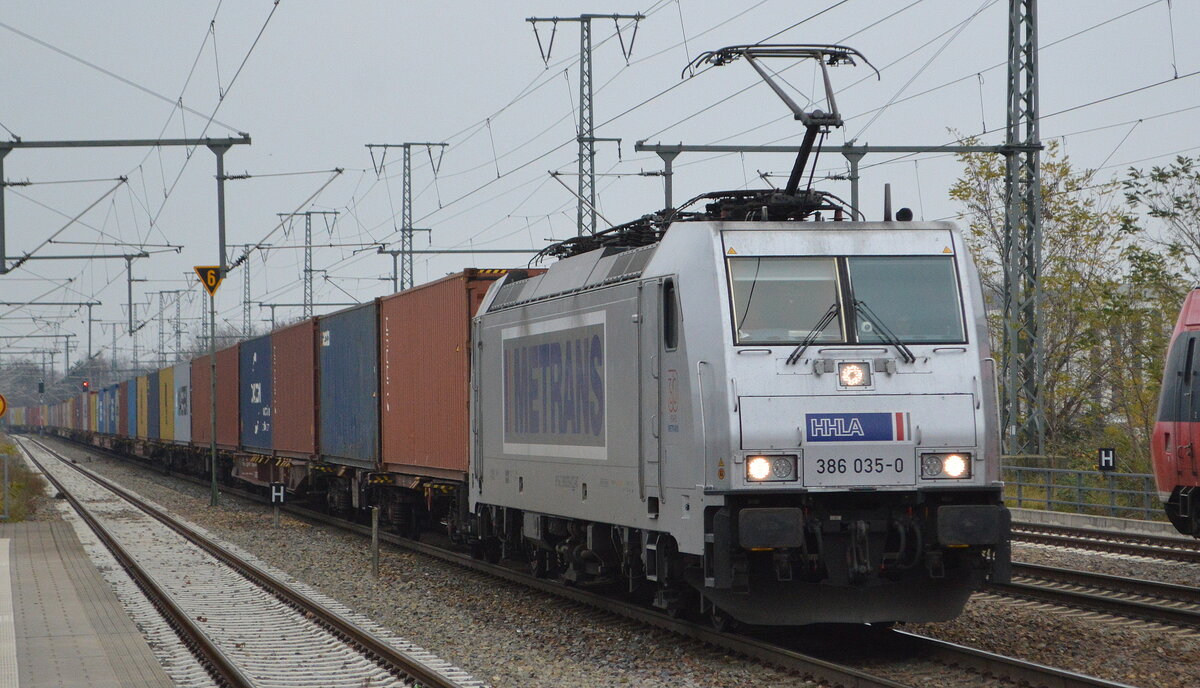 METRANS Rail s.r.o., Praha [CZ]  mit  386 035-0  [NVR-Nummer: 91 54 7386 035-0 CZ-MT] und Containerzug am 25.11.21 Durchfahrt Bf. Golm.