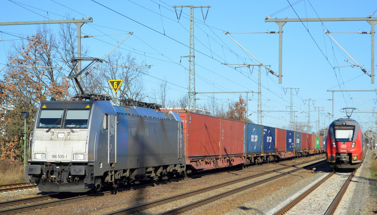 METRANS Rail s.r.o., Praha [CZ] mit der Railpool Lok  186 535-1   [NVR-Nummer: 91 80 6186 535-1 D-RPOOL] und Containerzug am 06.01.22 Durchfahrt Bf. Golm.