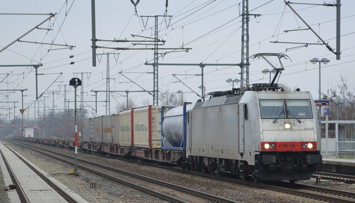 METRANS Rail s.r.o., Praha [CZ] mit der  E 186 138  [NVR-Nummer: 91 80 6186 138-4 D-AKIEM]  mit schwach ausgelastetem KLV-Zug Richtung Frankfurt/Oder am 11.01.22 Bf. Golm.