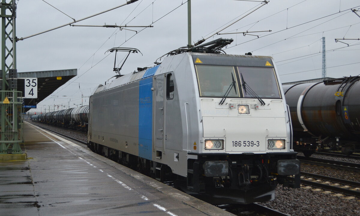 METRANS Rail s.r.o., Praha [CZ] mit der Railpool Lok   186 539-3  [NVR-Nummer: 91 80 6186 539-3 D-RPOOL] am 08.02.22 Durchfahrt Bf. Flughafen BER - Terminal 5.