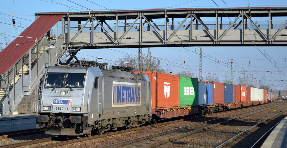 METRANS Rail s.r.o., Praha [CZ] mit  386 011-1  [NVR-Nummer: 91 54 7386 011-1 CZ-MT] und Containerzug am 10.03.22 Durchfahrt Bf. Saarmund.