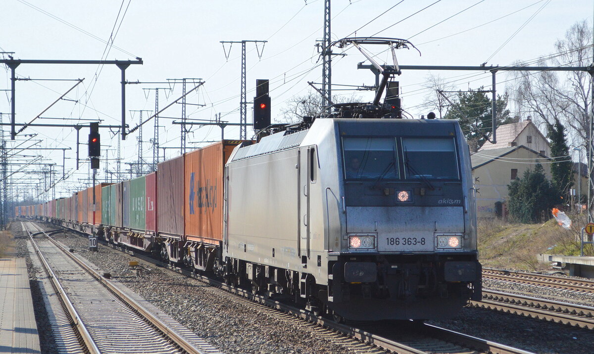 METRANS Rail s.r.o., Praha [CZ] mit der Akiem Lok  186 363-8  [NVR-Nummer: 91 80 6186 363-8 D-AKIEM] und Containerzug am 14.03.22 Durchfahrt Bf. Golm.