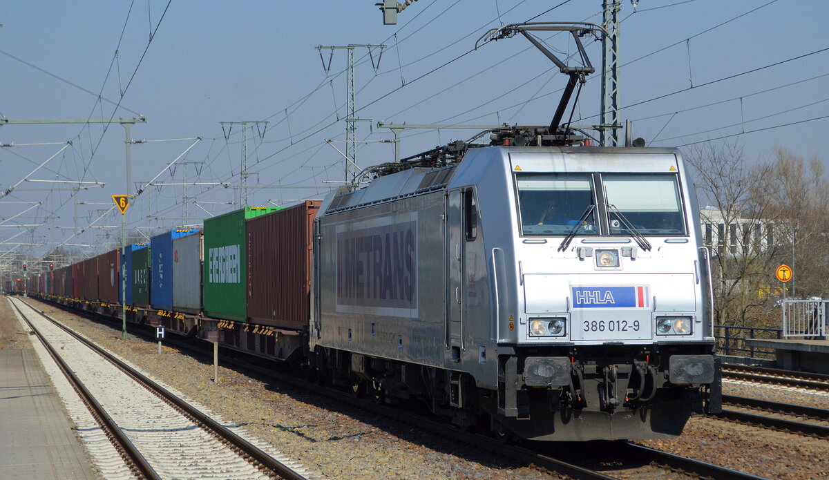 METRANS Rail s.r.o., Praha [CZ] mit  386 012-9  [NVR-Nummer: 91 54 7386 012-9 CZ-MT] und Containerzug am 23.03.22 Durchfahrt Bf. Golm.